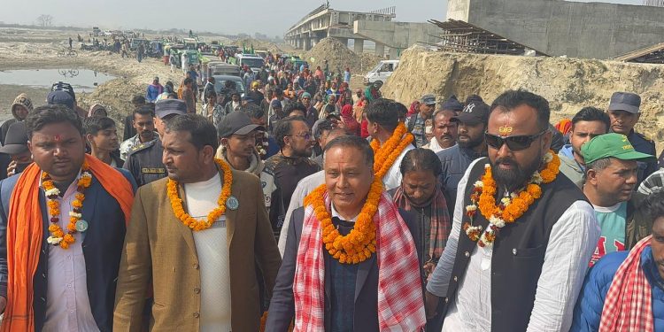 सिराहा–धनुषा जोड्ने कमला पुल हुँदै कुलमान घिसिङको चुनावी यात्रा