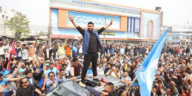 सरकारलाई टेरेनन् रविले, गाडीको ‘रुफ टप’ बाट चुनावी प्रचार