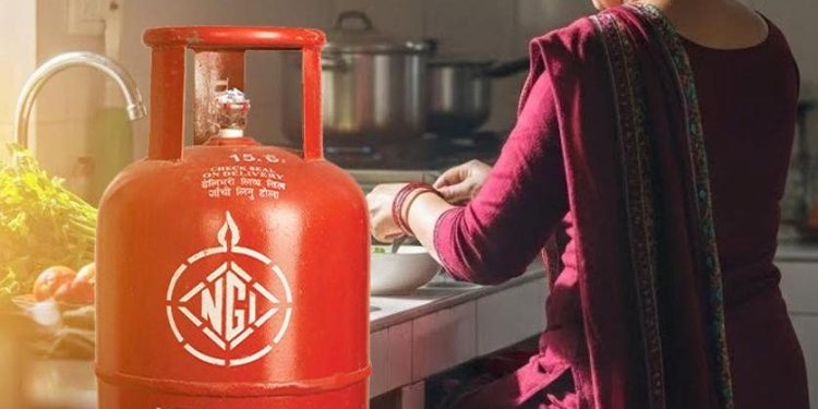 अभाव चर्किएपछि निगमको जुक्ति: अब आधा सिलिन्डर ग्यास, मूल्य ९५५