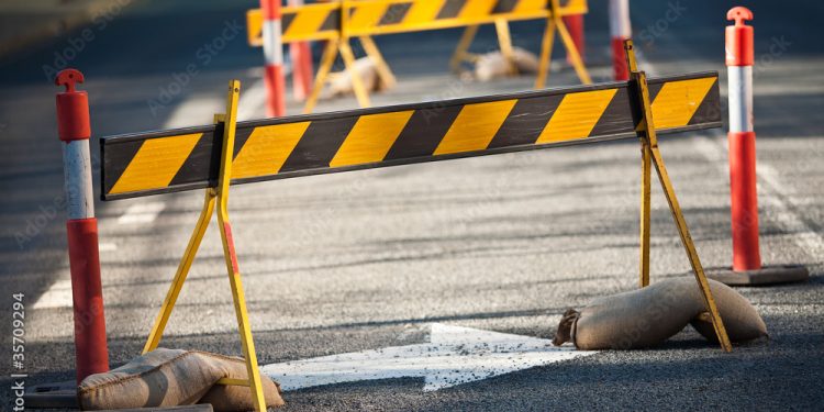 दाउन्ने सडकखण्डमा राति ठूला सवारी रोकिने, वर्षापछि सडक चिप्लिँदा आवागमन व्यवस्थापन कडाइ