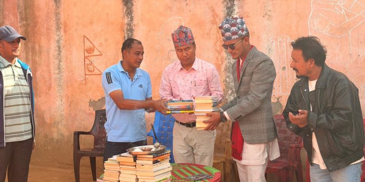 जेनजी युवा मदन बुढाले गरे कारागारलाई पुस्तक सहयोग
