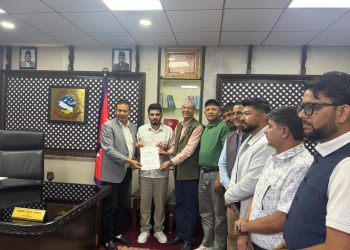 मन्त्री लम्सालसँग ट्रक व्यवसायीको भेट, बाढीबाट भएको क्षति र हराएका सवारीबारे गराए जानकारी