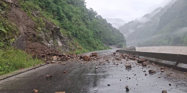 मलेखु–मुग्लिङ सडकका १० ठाउँमा पहिरो, कहिले सडक खुल्छ यकीन छैन