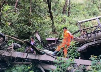 पोखरामा स्कुलबस दुर्घटना हुँदा पाँच जनाको मृत्यु, १२ घाइतेको उपचार हुँदै