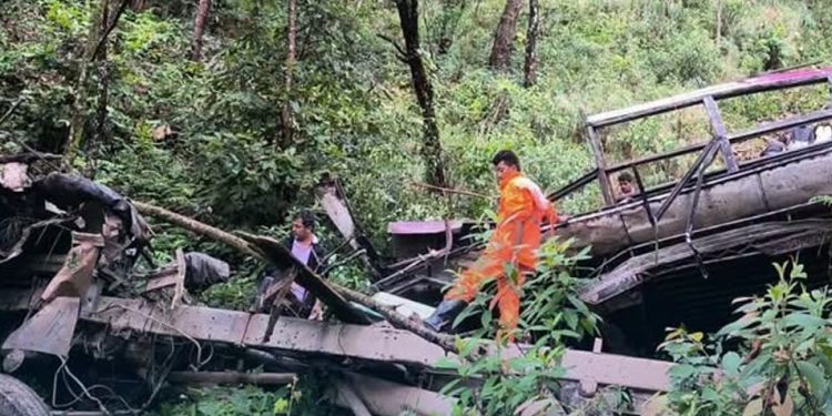 पोखरामा स्कुलबस दुर्घटना हुँदा पाँच जनाको मृत्यु, १२ घाइतेको उपचार हुँदै